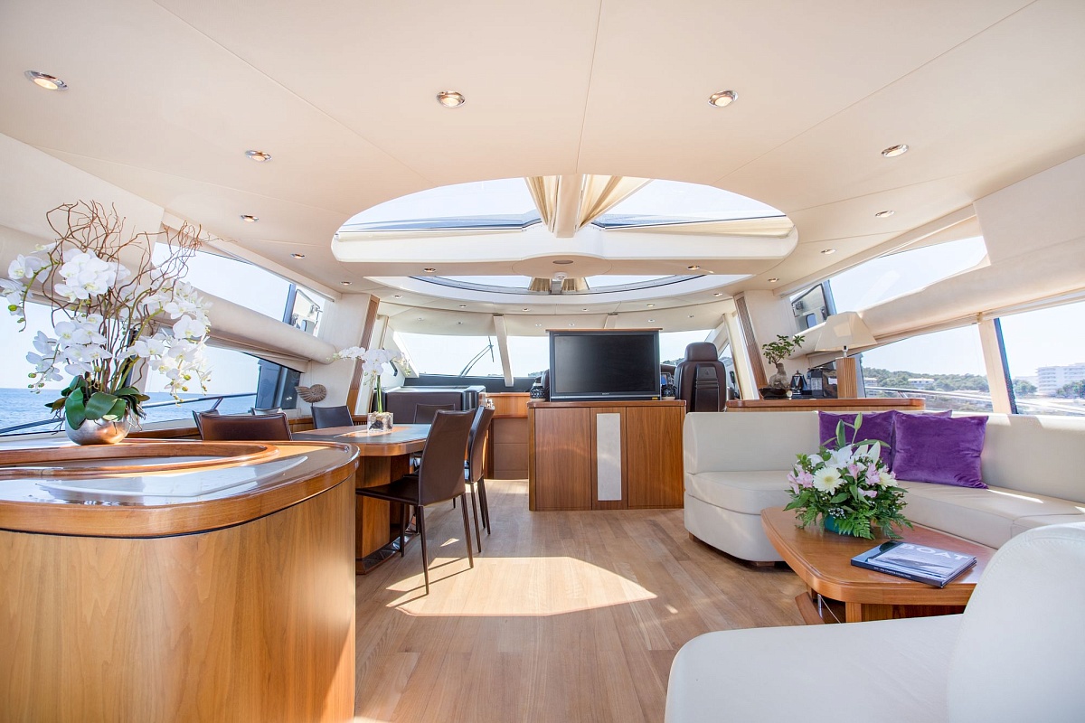 Аренда яхты Sunseeker Predator 82 Hooligan на Ибице - тв в салоне